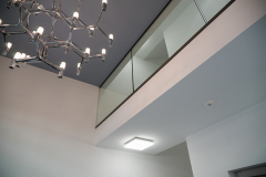 Grassistrasse30-Innenansicht-Decke-mit-Lampe-und-Empore